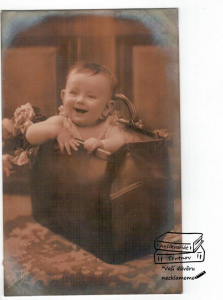 Pohled dítě v kufru (53022)