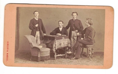 Kartonka muži u stolků 1869 !!!! ateliér Langer a Hassel Praha (41124)