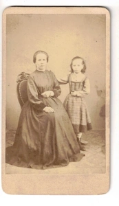fotografie kartonka osobní sedící dáma s dítětem 1/3 1869 (125324)
