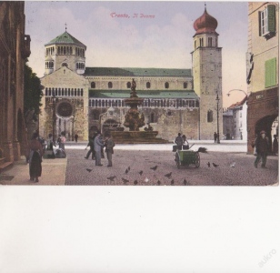 Itálie- Crento, Jl Duomo - lidé, holubi, kašna, (631014)
