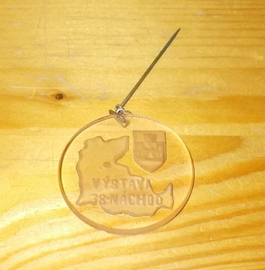 Skleněný odznak výstava Náchod 1938 růžový (946117)