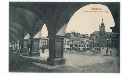 Pohled Trutnov část náměstí z podloubí živý lidé (198920)