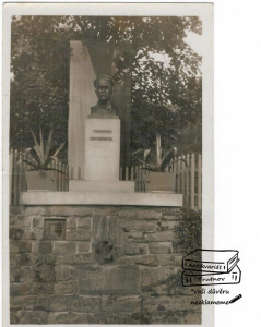 Strážkovice u Malých Svatoňovic Lípa svobody s pomníkem presidenta Osvoboditele a urnou s prstí od Zborova a Arrasu (580421) externí sklad