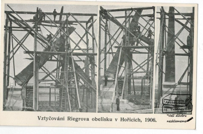 Pozdrav z Hořic Vztyčování Riegrova obelisku Hořice 1906 včetně zprávy výboru pro postavění tohoto pomníku (1283821)