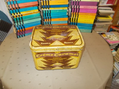 Velká krabice od karamelek Výrobce Koukol & Michera Créme Caramel Finest Confectionary factory vyobrazena Kutná Hora (81223)