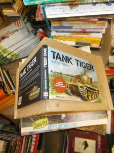 Tank Tiger marcus Cowper (225723) ve stojanu