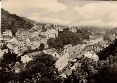 Pohlednice velký formát Karlovy Vary Lázeňská čtvrť s kolonádou (41624)
