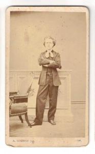 fotografie kartonka osobní muž u křesla rok 1866 atelier Anton Loeppen jun. Brüx Most (125424)
