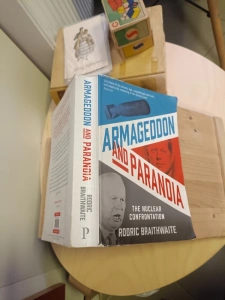 Armagedon and Paranoia The nuclear confrontation Rodric Braithwaite (245524)