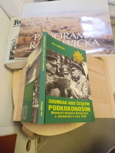 Soumrak nad českým Podkrkonoším Německá okupace Novopacka Jilemnicka v roce 1938 Jan Juřena (592924) A9