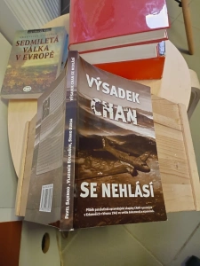 Výsadek Chan se nehlásí Pavel Sajenko - Vladimír Boldaňuk - Stano Bursa - Příběh parašutistů zpravodajské skupiny CHAN vysazených v Krkonoších v březnu 1945 ve světle dokumentů a vzpomínek (606424) Z24