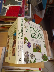 Bylinky z klášterní lékárny Johannes Gottfried Mayer - Bernhard Uehleke - páter Kilian Saum - Více než 100 léčivých rostlin - Přesné receptury por úspěšné domácí použití (637424)  velká výloha