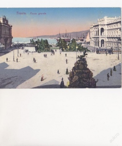 Itálie-Trieste-Piazza grande- lidé, pomník,tramvaj (633014)