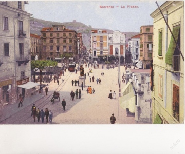 Itálie- Sorrento - La Piazza - lidé,tramvaj,obchod (633314)