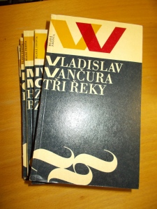 5 knih - J. Kratochvíl -Vesnice. K. Čapek -Hordubal. V. Vančura -Tři řeky (4617)